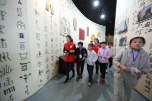 让我的声音做你的眼睛
 ---国际盲人节盲童走进中国文字博物馆