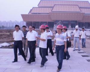 8月8日李宏伟副市长两次深入建设工地部署推动中国文字博物馆建设工作
