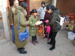 中国文字博物馆妇委会开展“新春送温暖，爱心一帮一”帮扶困难儿童活动