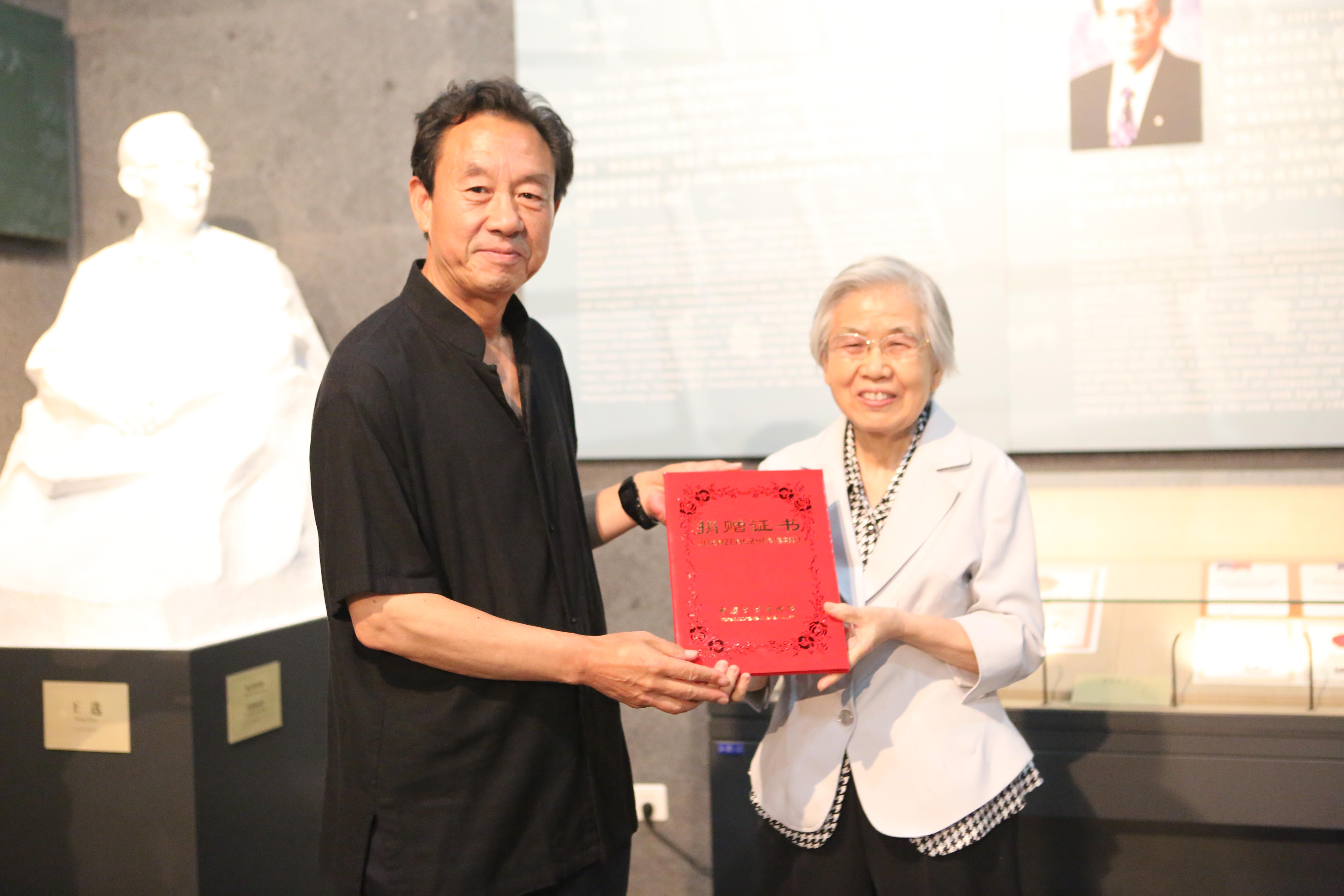 中国文字博物馆党委书记,常务副馆长冯克坚为陈堃銶先生颁发捐赠