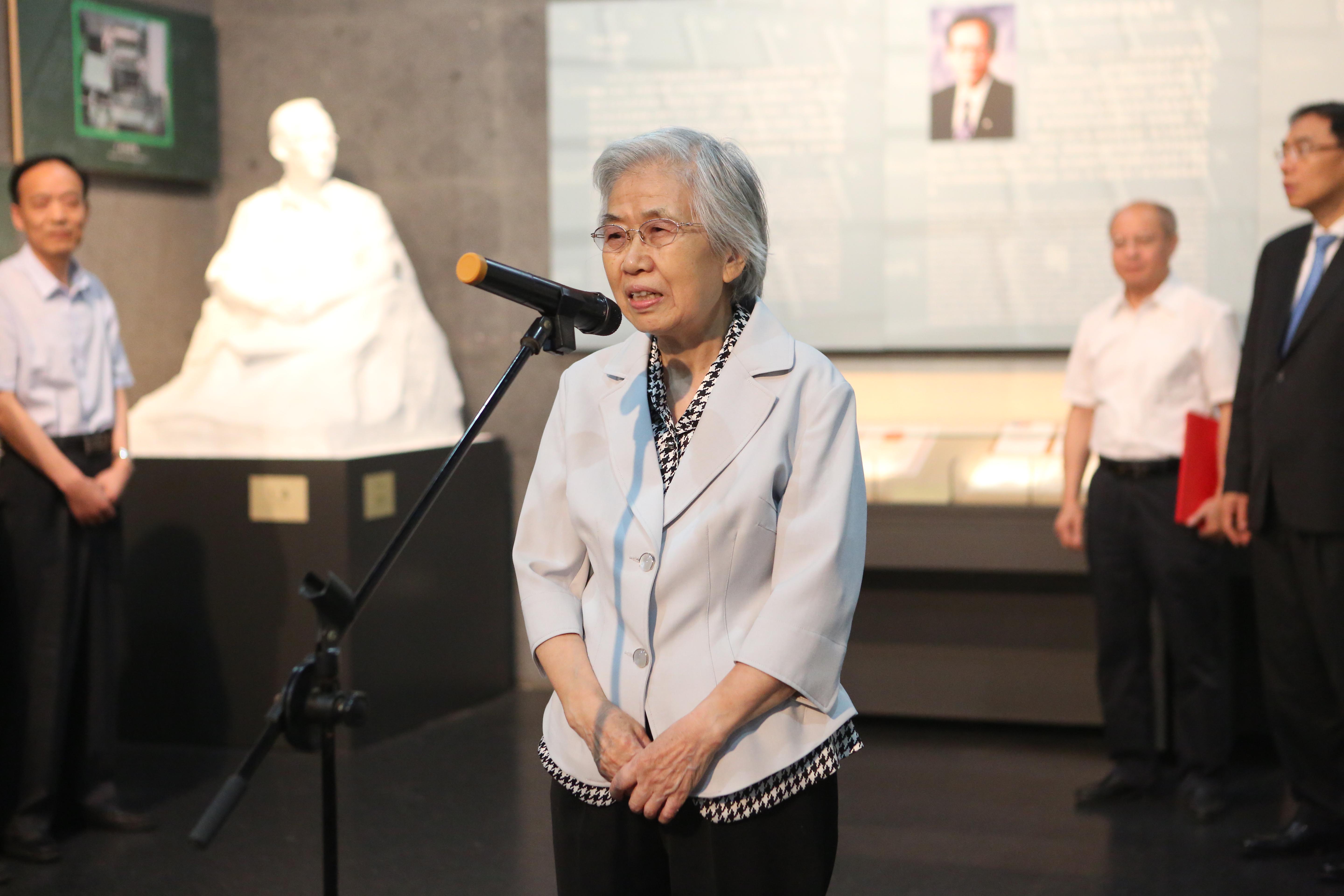 王选先生雕像捐赠揭幕仪式在中国文字博物馆举办