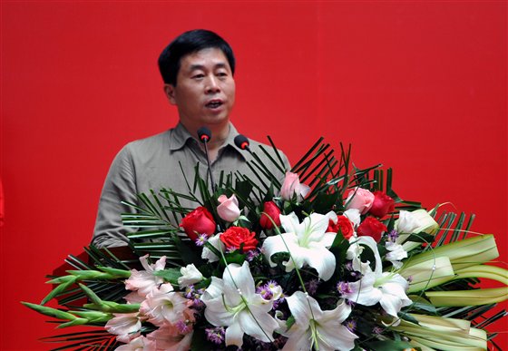 一等奖获得者马健中先生代表获奖书法家发言.