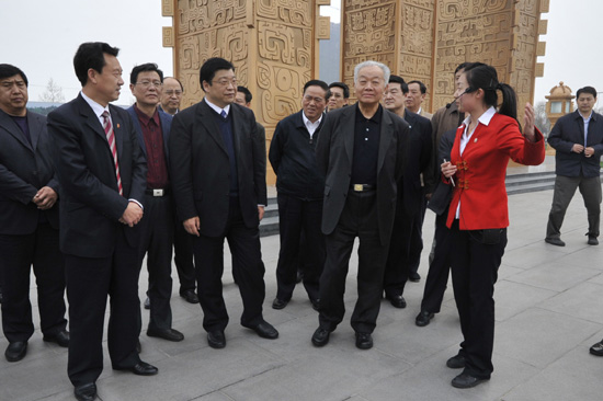 十届全国人大常委会副委员长盛华仁莅临我馆参观视察