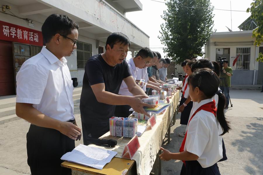 调整大小 领导和嘉宾向辛庄小学同学赠送学习用品.JPG