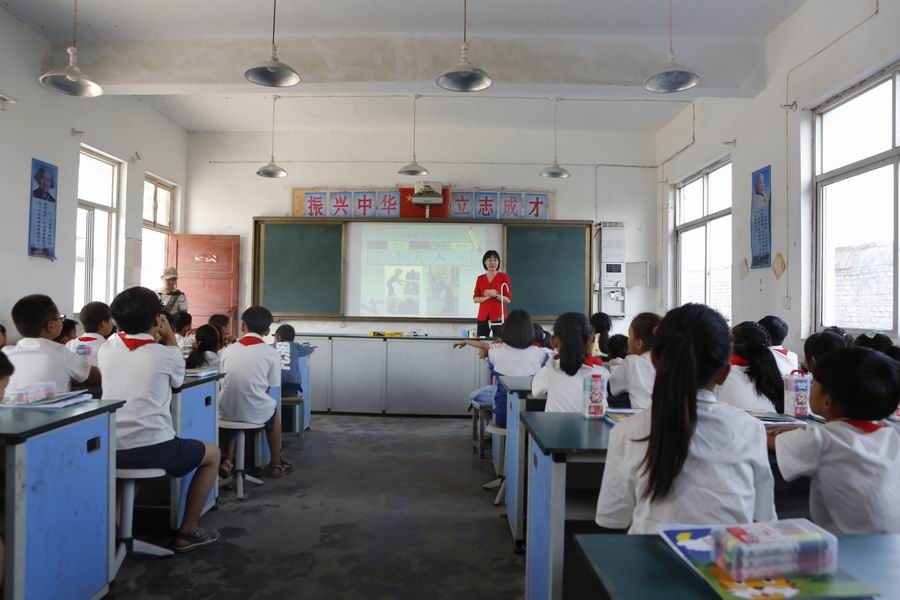 调整大小 同学们认真听讲开学第一课《爱国如家》.JPG