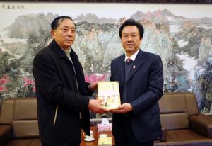 语言文字研究专家李健先生将其著作《汉字简化研究》赠予我馆收藏